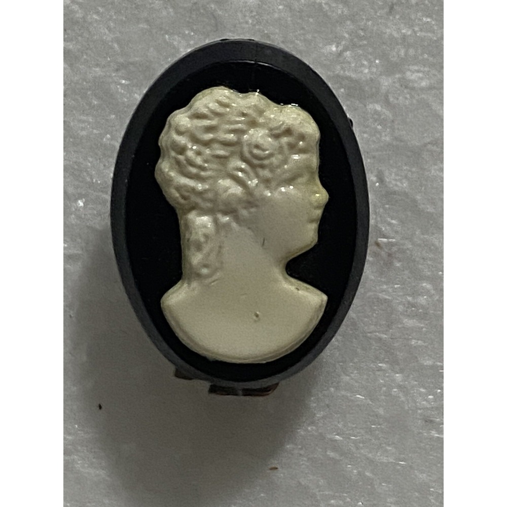 cameo Black and Cream Classic Silhouette Brooch